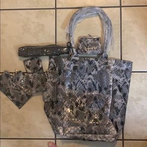 Buxton snakeskin purse (fake)